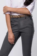 Pantalón de gabardina clásico, de corte recto y color negro, con bolsillos laterales y trabillas para cinturón.