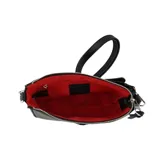 Bandolera negra de cuero sintético con correa ajustable con hebilla. Tiene cierre superior y un dije colgante en el cierre. En el frente tiene el logo de la marca.