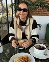 Collar de cadena de eslabones alargados con cierre frontal tipo T y dije circular de textura rústica e irregular.