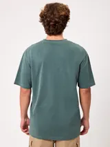 Remera de manga larga Rusty, color verde, con cuello redondo y ajuste holgado. Presenta un pequeño logo bordado en el pecho.