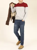 Sweater deportivo de hombre con escote redondo, diseño colorblock con la parte superior en gris claro y el cuerpo y mangas en negro. Presenta puños y cintura elastizados.