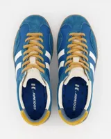 Zapatillas urbanas Coolway modelo Kizuna, confeccionadas en una combinación de ante y nylon. Presentan un diseño en tonos azules con detalles en blanco y amarillo mostaza, con suela de goma color miel.