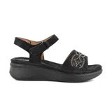 Sandalias negras de cuero sintético con plataforma baja y diseño troquelado en la capellada. Cierre con hebilla en el tobillo.
