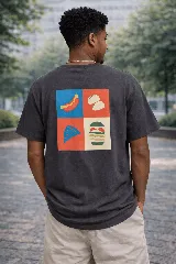 Remera de manga corta color gris oscuro, con cuello redondo y un pequeño estampado de un pancho (hot dog) en el pecho.