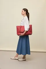 Falda larga de denim azul, con tiro alto y silueta amplia de corte midi y caída fluida.