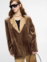 Blazer negro de terciopelo con solapa de satén y cierre con dos botones.