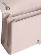 Cartera de hombro o cruzada de piel sintética color rosa pálido, con cierre giratorio en la solapa y herrajes plateados. Presenta el monograma 'CK' en metal plateado en el frente.
