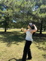 Top strapless azul marino con diseño plisado.