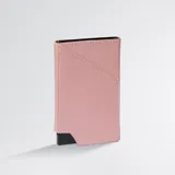 Tarjetero rosa de cuero y aluminio con capacidad para 8 tarjetas. Cuenta con tecnología de bloqueo RFID, palanca exterior para fácil acceso y bolsillos externos para tarjetas adicionales.
