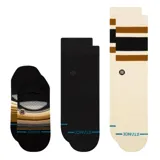 Pack de tres pares de medias Stance: un par tobilleras con diseño a rayas horizontales en tonos tierra, un par de caña media negras y un par de caña alta color crema con rayas horizontales negras y marrones.