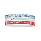 Pack de tres vinchas deportivas Nike de diferentes diseños: una con estampado azul, una blanca con el logo bordado y una roja con estampado de texto.