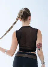 Top sin mangas de tul negro, con diseño reversible que permite variar la transparencia entre el frente y la espalda. Presenta un corte ajustado al cuerpo y cuello redondo.