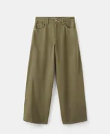 Jeans de corte recto y tiro medio color verde militar, confeccionados en 100% algodón, con diseño clásico de cinco bolsillos y cierre frontal con botón y cremallera.