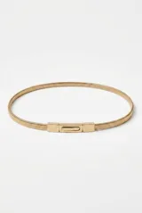 Cinturón fino de metal dorado con diseño de malla flexible y hebilla rectangular con detalle central alargado.
