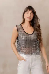 Top de red plateado sin mangas, con escote redondo, calce suelto y aplicaciones de strass en toda la prenda.