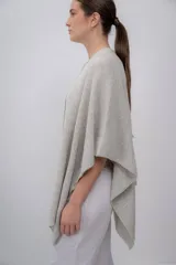 Ruana gris de tejido de punto, hecha de 100% baby alpaca.