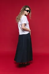Falda larga azul marino de corte recto y caída fluida, con cintura definida.