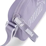 Bolso bandolera Puma Core Base color lila con logo Puma estampado en blanco.