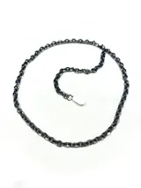 Cadena de eslabones redondos de acero quirúrgico inoxidable con acabado brillante y cierre de mosquetón.