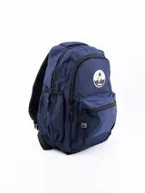 Mochila de color azul marino con un parche circular que muestra un diseño de astronauta. Cuenta con múltiples compartimentos con cierre de cremallera y un bolsillo frontal secundario.