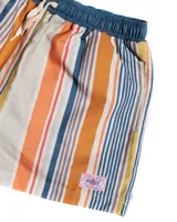 Short de baño con rayas verticales en tonos naranja, amarillo, gris y azul. Cintura elastizada con cordón ajustable.