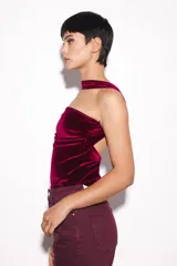 Top de terciopelo bordó, entallado al cuerpo, con diseño strapless y tira de agarre al cuello.