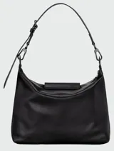 Cartera hobo Longchamp modelo Le Pliage Xtra, en color beige, confeccionada en cuero con solapa superior y cierre de botón a presión con el logo grabado. Cuenta con una correa ajustable para el hombro.