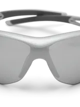 Lentes de sol deportivos tipo máscara con armazón plateado y cristales espejados plateados, de diseño envolvente y moderno.