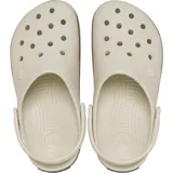 Zuecos Crocs modelo Crocband con diseño deportivo. Presentan una estructura de espuma Croslite en color beige con una franja decorativa en tono marrón y una línea blanca en la entresuela. Incluyen correa de talón pivotante y orificios de ventilación en la parte superior.