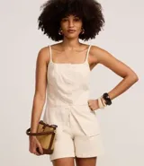 Chaleco acinturado de sarga color crudo, con breteles finos ajustables, escote cuadrado, abotonado delantero, bolsillos falsos delanteros y bajo V.