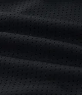 Bermuda masculina color gris oscuro con textura de microperforaciones, cintura elástica con cordón ajustable y bolsillos.