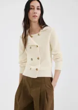 Chaqueta de punto de algodón color marfil, con diseño recto, cuello camisero, manga larga y cierre de doble botonadura con botones carey.