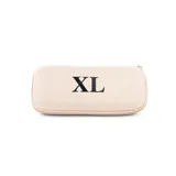 Estuche rígido rectangular color beige con cierre perimetral y logo XL estampado en negro en la parte frontal.