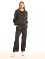 Pantalón tipo jogger de corte recto, color marrón con estampado animal print sutil. Presenta pretina ancha elastizada con lazo de ajuste y bolsillos laterales.