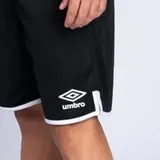 Short deportivo Umbro de color azul marino con detalles en blanco en el ruedo y logo de la marca estampado en la pierna izquierda.