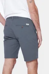Bermuda clásica color beige con bolsillos laterales y traseros, confeccionada en algodón con spandex.