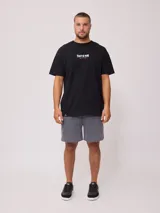 Short deportivo gris con bolsillos cargo laterales y cordón ajustable en la cintura.