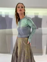 Buzo corto tejido en lana merino teñida artesanalmente, con puños con ojal para el pulgar.