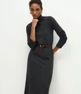 Vestido midi de corte recto y tejido rib, con cuello alto y mangas largas. Presenta un diseño minimalista y ajustado al cuerpo.