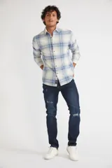 Camisa de viyela a cuadros color ladrillo, azul y blanco, de corte slim fit, manga larga, con bolsillo en el pecho y logo bordado.