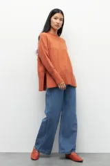 Polera de punto color verde agua, con cuello alto y mangas largas.