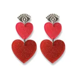 Aros colgantes con forma de corazón rojo brillante y dije superior con forma de ojo plateado.
