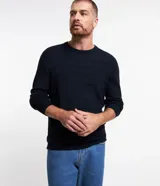 Suéter de punto azul marino con cuello redondo y mangas largas.