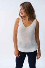 Musculosa blanca de viscosa con escote en V y breteles anchos.
