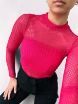 Body de red con cuello alto y mangas largas.