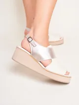 Sandalia de cuero color blanco con plataforma de 2 cm y taco de 5 cm.