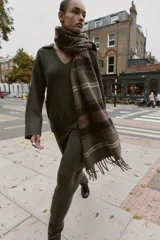 Jersey de punto liso con tacto suave, cuello polo, manga larga y bolsillos delanteros de plastrón.