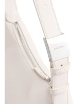 Cartera cruzada de tamaño mediano, color blanco, con correa ajustable y herrajes metálicos. Presenta cierre de cremallera y logo grabado en la parte delantera.