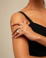 Anillo dorado con diseño de eslabón.