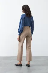 Pantalón de corte recto y tiro alto, color bordó, con costuras verticales frontales y bolsillos laterales.